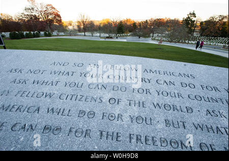 Geschnitzt auf das Denkmal neben der Ewigen Flamme und Grab von Präsident John Fitzgerald Kennedy sind die berühmten Worte seiner Rede zur Eröffnung auf dem Arlington National Cemetery in Arlington, Virginia, am 18. November 2013. Die Worte lesen," und so, meine amerikanischen Mitbürger, fragt nicht, was dein Land für dich tun kann, frag was du für dein Land tun kann. Meine Mitbürger in der Welt, fragt nicht, was Amerika für euch tun wird, sondern das, was wir gemeinsam für die Freiheit des Menschen tun können." Kennedy war der 35. Präsident der Vereinigten Staaten und November 22. den 50. Jahrestag seiner Ermordung in Dal mark Stockfoto