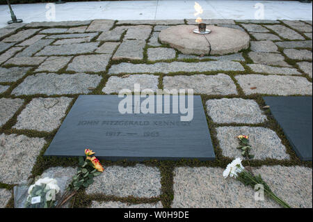 Blumen neben der Ewigen Flamme und Grab von Präsident John Fitzgerald Kennedy auf dem Arlington National Cemetery in Arlington, Virginia, am 18. November 2013. Kennedy war der 35. Präsident der Vereinigten Staaten und November 22. den 50. Jahrestag seiner Ermordung in Dallas, Texas. UPI/Pat Benic Stockfoto