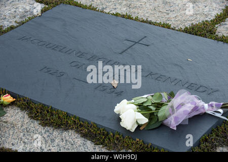 Blumen neben dem Grab von Präsident John Fitzgerald Kennedy's Frau, Jacqueline, auf dem Arlington National Cemetery in Arlington, Virginia, am 18. November 2013. Kennedy war der 35. Präsident der Vereinigten Staaten und November 22. den 50. Jahrestag seiner Ermordung in Dallas, Texas. UPI/Pat Benic Stockfoto