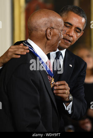 Baseball legende Ernie Banken erhält eine Presidential Medal of Freedom von US-Präsident Barack Obama, während einer Veranstaltung im Osten Zimmer im Weißen Haus in Washington, D.C., 20. November 2013. UPI/Pat Benic Stockfoto