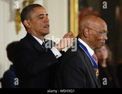 Baseball legende Ernie Banken erhält eine Presidential Medal of Freedom von US-Präsident Barack Obama, während einer Veranstaltung im Osten Zimmer im Weißen Haus in Washington, D.C., 20. November 2013. UPI/Pat Benic Stockfoto