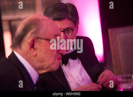 Finanzminister Jack Lew spricht mit ehemaligen Federal Reserve Chairman Ben Bernanke bei einem Abendessen für Medaille der Freiheit Preisträger am Smithsonian nationalen Museum der amerikanischen Geschichte am 20. November 2013 in Washington, D.C. UPI/Kevin Dietsch Stockfoto