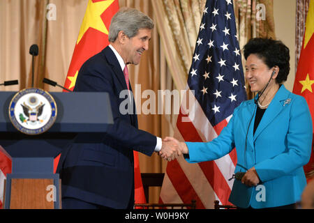 Außenminister John Kerry schüttelt Hände mit chinesischen Vizepremier Liu Yandong während der abschließenden Plenarsitzung des 4. jährlichen US-China Beratung auf People-to-People Exchange, an das State Department in Washington, D.C. am 21. November 2013. UPI/Kevin Dietsch Stockfoto