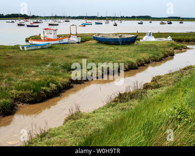 Boote auf dem Fluss Alde an Slaughden Quay Aldeburgh Suffolk England Stockfoto