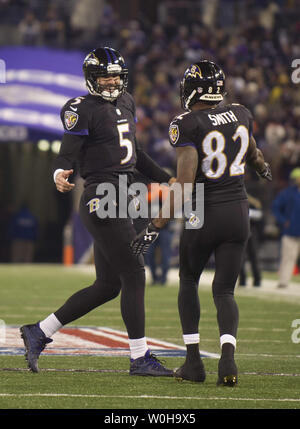 Baltimore Ravens Quarterback Joe Flacco (5) feiert mit Baltimore Ravens wide receiver Torrey Smith nach Smith zählte einen Touchdown im ersten Viertel gegen die Pittsburgh Steelers bei M&T Bank Stadium in Baltimore, Maryland, 28. November 2013. UPI/Kevin Dietsch Stockfoto