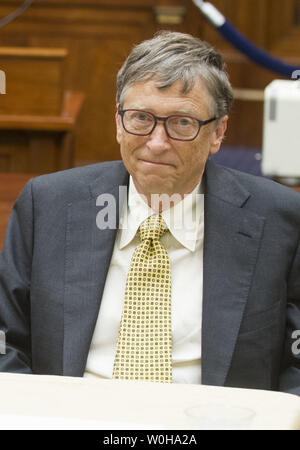 Bill Gates, Microsoft Mitgründer und Vorsitzender der Bill und Melinda Gates Stiftung, nimmt an einem Treffen mit Mitgliedern des Ausschusses für auswärtige Angelegenheiten, auf dem Capitol Hill, 3. Dezember 2013 in Washington, D.C. UPI/Kevin Dietsch Stockfoto