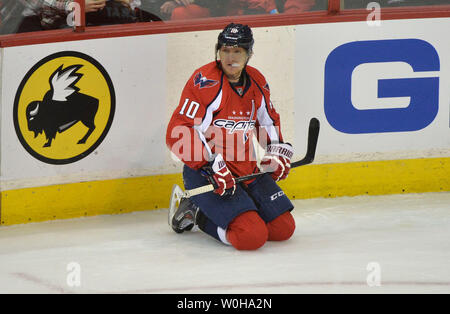 Washington Capitals linken Flügel Martin Erat sitzt auf dem Eis wie die Kulturhauptstädte spielen die Carolina Hurricanes während der dritten Periode im Verizon Center, Dezember 3, 2013, in Washington, D.C. Die Hurricanes besiegten die Hauptstädte 4-1. UPI/Kevin Dietsch Stockfoto