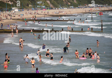 Die Menschen genießen das warme Wetter in Bournemouth in Dorset. Stockfoto