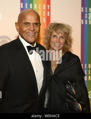 Sänger, Songwriter und Aktivist Harry Belafonte, Jr, 86, und seine Frau Pamela Frank posieren für die Fotografen auf dem roten Teppich, wie sie für einen Abend der Gala Unterhaltung am 2013 Kennedy Center Honors, 8. Dezember 2013 in Washington, DC. Die Ehrungen werden jährlich auf fünf Künstler für ihr Lebenswerk in der Kunst und Kultur verliehen. UPI/Mike Theiler Stockfoto