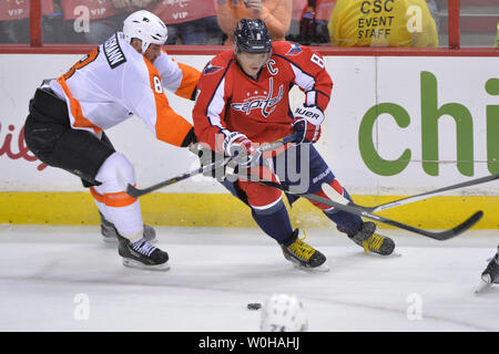 Washington Capitals Alex Ovechkin Schlittschuhe gegen Nicklas Grossman in der dritten Periode im Verizon Center in Washington, D.C. am 15. Dezember 2013. Die Hauptstädte besiegten die Flyer 5-4 in einem shootout. UPI/Kevin Dietsch Stockfoto