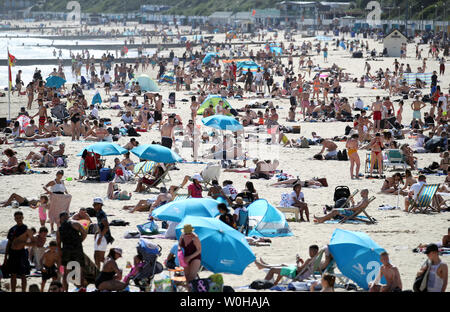 Die Menschen genießen das warme Wetter in Bournemouth in Dorset. Stockfoto