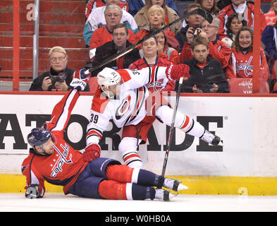 Carolina Hurricanes rechten Flügel Patrick Dwyer (39) kollidiert mit Washington Capitals rechten Flügel Eric Fehr (16) Während der ersten Zeit im Verizon Center in Washington, D.C. am 2. Januar 2014. UPI/Kevin Dietsch Stockfoto