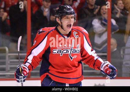 Washington Capitals rechten Flügel Alex Ovechkin feiert nachdem Sie gegen die Carolina Hurricanes im zweiten Zeitraum im Verizon Center in Washington, D.C. am 2. Januar 2014. UPI/Kevin Dietsch Stockfoto