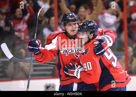 Washington Capitals rechten Flügel Alex Ovechkin feiert mit teamkollege Marcus Johansson (90) nach Ovhkin gegen die Carolina Hurricanes im zweiten Zeitraum im Verizon Center in Washington, D.C. am 2. Januar 2014 zählte. UPI/Kevin Dietsch Stockfoto