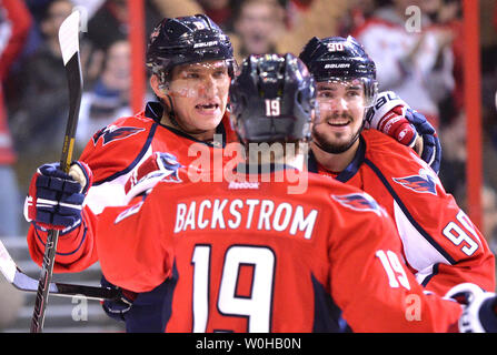 Washington Capitals rechten Flügel Alex Ovechkin (L) feiert mit Teamkollegen Marcus Johansson (90) und Nicklas Backstrom nach Ovechkin gegen die Carolina Hurricanes zählte während des zweiten Zeitraums im Verizon Center in Washington, D.C. am 2. Januar 2014. UPI/Kevin Dietsch Stockfoto