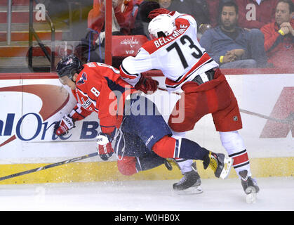 Carolina Hurricanes Defenseman Brett Bellemore (73) Zugriffe Washington Capitals rechten Flügel Alex Ovechkin (8) Während der dritten Periode im Verizon Center in Washington, D.C. am 2. Januar 2014. Die Hurricanes besiegten die Hauptstädte 4-3. UPI/Kevin Dietsch Stockfoto