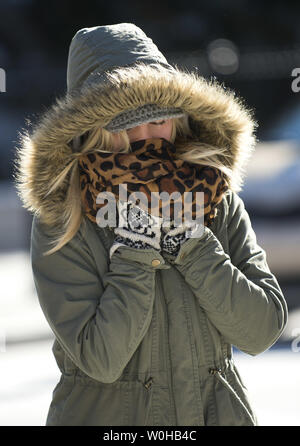 Eine Frau, die sich selbst schützt vor Wind und Kälte in Washington, D.C., 3. Januar 2013. Eine Kaltfront hat in der Region nach einem schweren Schneesturm, dass im Nordosten und Mittleren Westen Teile des Landes Dumping bis zu einen Fuß in einigen Orten verschoben. UPI/Kevin Dietsch Stockfoto