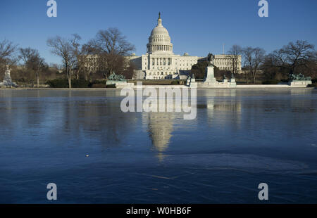 Die reflektierenden Pool am Kapitol ist gesehen auf einem Rekord: kalter Tag in Washington, D.C., 7. Januar 2013 eingefroren. Eine polare Wirbel, die in der Ostküste gefegt hat Rekord: kalte Temperaturen in die Region gebracht. UPI/Kevin Dietsch Stockfoto