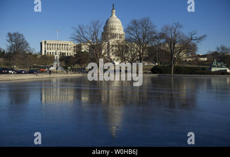 Die reflektierenden Pool am Kapitol ist gesehen auf einem Rekord: kalter Tag in Washington, D.C., 7. Januar 2013 eingefroren. Eine polare Wirbel, die in der Ostküste gefegt hat Rekord: kalte Temperaturen in die Region gebracht. UPI/Kevin Dietsch Stockfoto