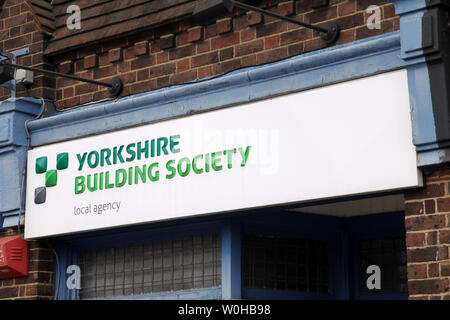 Ashtead, Surrey, UK-Zeichen für hohe Straße Filiale von Yorkshire Building Society, Außenfassade, lokale Agentur Stockfoto