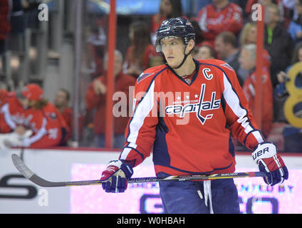 Washington Capitals Alex Ovechkin wird gesehen, wie die Hauptstädte der Buffalo Sabres im Verizon Center in Washington, D.C., 12. Januar 2013 spielen. UPI/Kevin Dietsch Stockfoto