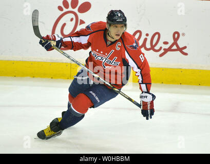 Washington Capitals rechten Flügel Alex Ovechkin (8) Skates in der ersten Periode gegen die San Jose Sharks im Verizon Center in Washington, D.C., 14. Januar 2014. UPI/Kevin Dietsch Stockfoto