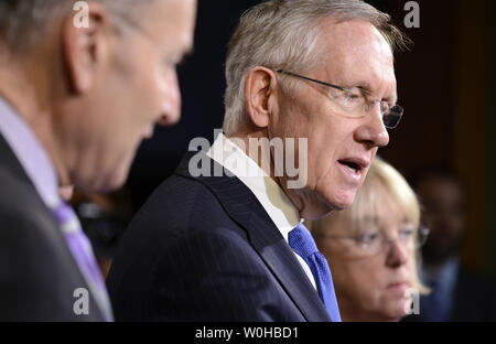 Mehrheitsführer im Senat, Harry Reid (D-NV), (C), die Erläuterungen zu den Reportern, nachdem der Senat konnte eine Ausweitung der Arbeitslosenversicherung, als Senator Chuck Schumer (D-NY), (L) und Sen. Patty Murray (D-WA) hören, das US Capitol, Januar 16, 2014, in Washington, DC. Die Führer versprach, dass die Rechnung wieder nach einem Januar Aussparung. UPI/Mike Theiler Stockfoto