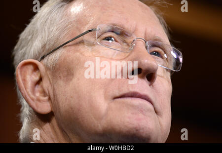 Mehrheitsführer im Senat, Harry Reid (D-NV) hört auf die Bemerkungen, die von den Kolleginnen und Demokraten zu den Reportern, nachdem der Senat konnte eine Ausweitung der Arbeitslosenversicherung, das US Capitol, Januar 16, 2014, in Washington, DC. Die Staats- und Regierungschefs festgestellt, dass die Rechnung wieder nach einem Januar Aussparung. UPI/Mike Theiler Stockfoto