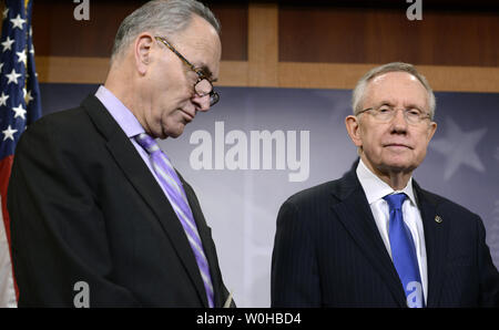 Mehrheitsführer im Senat, Harry Reid (D-NV), (R) und Senator Chuck Schumer (D-NY) hören Sie auf die Bemerkungen zu den Reportern, nachdem der Senat konnte eine Ausweitung der Arbeitslosenversicherung, das US Capitol, Januar 16, 2014, in Washington, DC. Die Staats- und Regierungschefs festgestellt, dass die Rechnung wieder nach einem Januar Aussparung. UPI/Mike Theiler Stockfoto