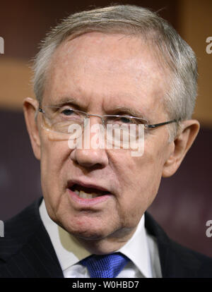 Mehrheitsführer im Senat, Harry Reid (D-NV) Erläuterungen zu den Reportern, nachdem der Senat konnte eine Ausweitung der Arbeitslosenversicherung, das US Capitol, Januar 16, 2014, in Washington, DC. Die Führer versprach, dass die Rechnung wieder nach einem Januar Aussparung. UPI/Mike Theiler Stockfoto