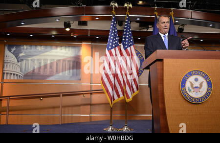 US-Sprecher John Boehner (R-OH) Erläuterungen zu den Reportern auf einer Reihe von Fragen wie der Arbeitslosenunterstützung und die Beziehung zwischen Kongress und Präsident Obama, die US Capitol, Januar 16, 2014, in Washington, DC. Kongress werden Einstechen, verlassen viele Rechtsvorschriften unfinsihed, bevor sie spät im Januar wieder. UPI/Mike Theiler Stockfoto