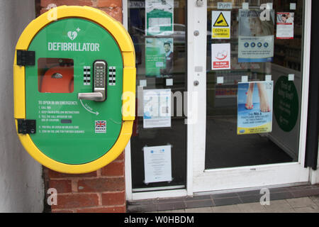 Ashtead, Surrey, Großbritannien - Außerhalb Notfall Defibrillator zur Verfügung für die öffentliche Nutzung auf der High Street, Location code für die Veröffentlichung entfernt Stockfoto