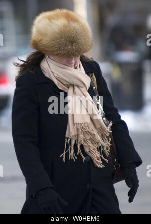 Eine Frau, die sich selbst schützt vor Wind und Kälte in Washington, D.C., 22. Januar 2014. Die Temperaturen an der Ostküste sind im Zuge eines arktischen Luftmasse eingebrochen. UPI/Kevin Dietsch Stockfoto