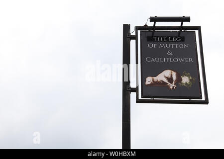 Mole Valley Ashtead, Surrey, Großbritannien - Schild „The Leg of Mutton“ und „Cauliflower Public House“. High Street Village Pub, tagsüber auch bekannt als LOMAC Stockfoto