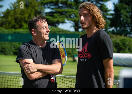 Stoke Poges, Buckinghamshire, Großbritannien. 27 Juni, 2019. Schauspieler Jason Isaacs spielt eine Spaß Tennis Spiel mit weltweit die Nummer sechs Stefanos Tsitsipas (GRE) am Tag drei Der Boodles in Stoke Park Country Club, Hotel und Spa. Credit: Maureen McLean/Alamy leben Nachrichten Stockfoto