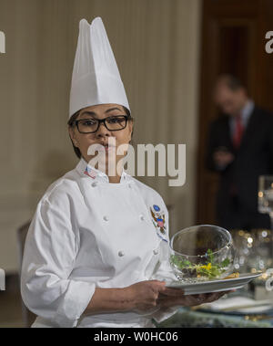 White House Executive Chef Cris Comerford hält der Winter Garten Salat, wird der zweite Kurs des Staates Abendessen zu Ehren des französischen Präsidenten François Hollande werden im Speisesaal des Weißen Hauses in Washington, DC am 10. Februar 2014. Hollande ist offiziell von US-Präsident Barack Obama im Weißen Haus am 11. Februar 2014 begrüßt, dass in einem Staat das Abendessen kulminiert. Frankreich gilt als Amerikas älteste Bündnispartner. UPI/Pat Benic Stockfoto