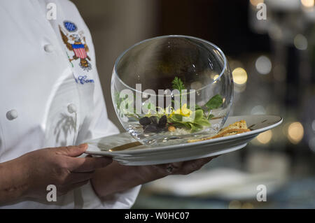 White House Executive Chef Cris Comerford hält der Winter Garten Salat, wird der zweite Kurs des Staates Abendessen zu Ehren des französischen Präsidenten François Hollande werden im Speisesaal des Weißen Hauses in Washington, DC am 10. Februar 2014. Hollande ist offiziell von US-Präsident Barack Obama im Weißen Haus am 11. Februar 2014 begrüßt, dass in einem Staat das Abendessen kulminiert. Frankreich gilt als Amerikas älteste Bündnispartner. UPI/Pat Benic Stockfoto