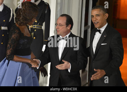 US-Präsident Barack Obama (R) und der First Lady Michelle Obama willkommen Der französische Präsident Francois Hollande für ein Abendessen im Weißen Haus, 11. Februar 2014, in Washington, DC. Hollande ist auf Staatsbesuch bilateralen Handel zu stärken, wirtschaftliche und sicherheitspolitische Beziehungen. UPI/Mike Theiler Stockfoto