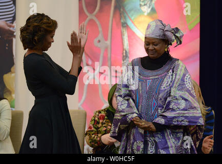 First Lady Michelle Obama ehrt Malis Fatimata Tour während einer Veranstaltung die Empfänger der internationalen Frauen Mut Award des US-Außenministeriums,, März 4, 2014, in Washington D.C. den Internationalen Frauen Mut Auszeichnung jährlich Frauen rund um den Globus erkennt zu ehren, die außergewöhnliche Mut und Führung in Befürworten für womenÕs Rechte und Empowerment gezeigt haben, oft unter großen persönlichen Risiken. UPI/Molly Riley Stockfoto