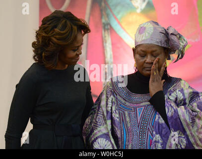 First Lady Michelle Obama ehrt Malis Fatimata Tour während einer Veranstaltung die Empfänger der internationalen Frauen Mut Award des US-Außenministeriums,, März 4, 2014, in Washington D.C. den Internationalen Frauen Mut Auszeichnung jährlich Frauen rund um den Globus erkennt zu ehren, die außergewöhnliche Mut und Führung in Befürworten für womenÕs Rechte und Empowerment gezeigt haben, oft unter großen persönlichen Risiken. UPI/Molly Riley Stockfoto