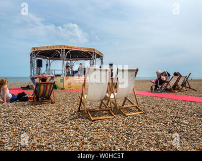 Ipswich band Oranje Durchführen einer zurück zogen am Musikpavillon am Strand bei dem Aldeburgh Festival Aldeburgh Suffolk England Stockfoto