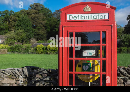 Defibrillator, Inside, iconic, Rot, Telefon, Box, in, Grasmere, der Lake District National Park, die Seen, Lake District, Cumbria, Norden, England, GB, UK, Wiederverwendung, Stockfoto