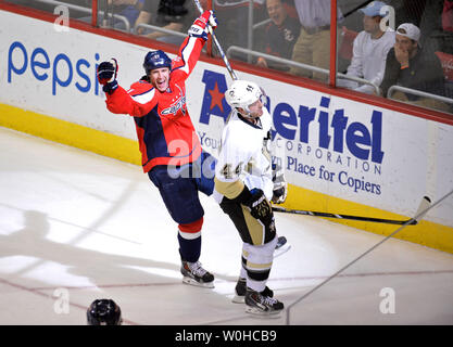 Washington Capitals center Brooks Laich (21) feiert neben Pittsburgh Penguins defenseman Brooks Orpik (44) Nach den Hauptstädten Nicklas Backstrom in der zweiten Periode bei Verizon Center zählte am 10. März 2014 in Washington, D.C., UPI/Kevin Dietsch Stockfoto