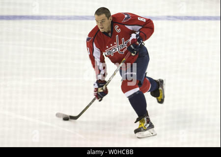 Washington Capitals rechten Flügel Alex Ovechkin (8) erwärmt sich vor der Hauptstädte Spiel gegen die Pittsburgh Penguins in der Verizon Center am 10. März 2014 in Washington, D.C., UPI/Kevin Dietsch Stockfoto