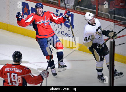 Washington Capitals center Brooks Laich (21) feiert neben Pittsburgh Penguins defenseman Brooks Orpik (44) Nach den Hauptstädten Nicklas Backstrom (19) in der zweiten Periode bei Verizon Center zählte am 10. März 2014 in Washington, D.C., UPI/Kevin Dietsch Stockfoto