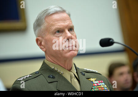 Marine Corps Kommandanten Gen. James Amos bezeugt während einer House Armed Services Committee Hearing über die GJ National Defense Authorization Budget 2015 von der Abteilung für die Marine, auf dem Capitol Hill am 11. März 2014 in Washington, D.C., UPI/Kevin Dietsch. Stockfoto