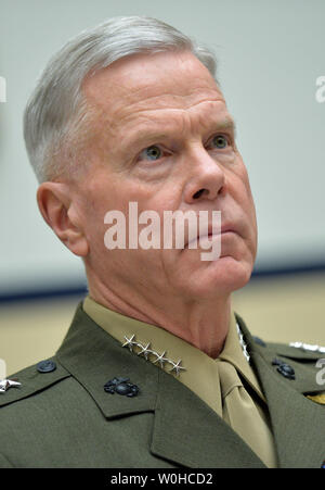 Marine Corps Kommandanten Gen. James Amos bezeugt während einer House Armed Services Committee Hearing über die GJ National Defense Authorization Budget 2015 von der Abteilung für die Marine, auf dem Capitol Hill am 11. März 2014 in Washington, D.C., UPI/Kevin Dietsch. Stockfoto