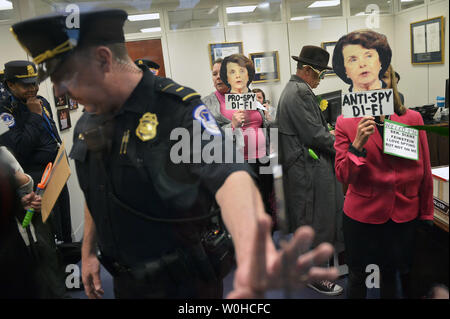 Mitglieder der CodePink Aktivist Gruppe Demonstration gegen Senator Dianne Feinstein (D-CA) und was die Gruppe ruft Ihr 'Zwei vor Haltung in Spionage' in Ihr Büro in der Hart Senate Office Building in Washington, DC, 12. März 2014. UPI/Kevin Dietsch Stockfoto