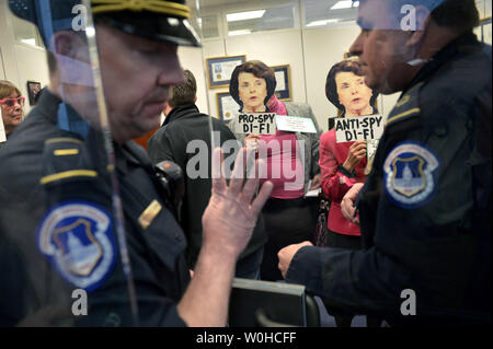 Mitglieder der CodePink Aktivist Gruppe Demonstration gegen Senator Dianne Feinstein (D-CA) und was die Gruppe ruft Ihr 'Zwei vor Haltung in Spionage' in Ihr Büro in der Hart Senate Office Building in Washington, DC, 12. März 2014. UPI/Kevin Dietsch Stockfoto