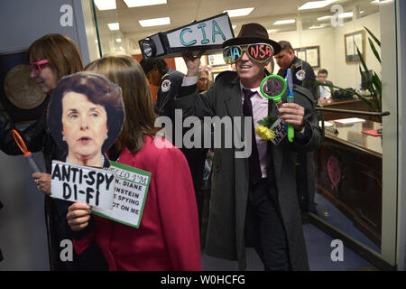 Mitglieder der CodePink Aktivist Gruppe Demonstration gegen Senator Dianne Feinstein (D-CA) und was die Gruppe ruft Ihr 'Zwei vor Haltung in Spionage' in Ihr Büro in der Hart Senate Office Building in Washington, DC, 12. März 2014. UPI/Kevin Dietsch Stockfoto